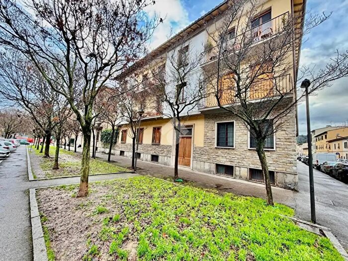 Appartamento con 6 locali in affitto in Lungarno Santa Rosa, Firenze