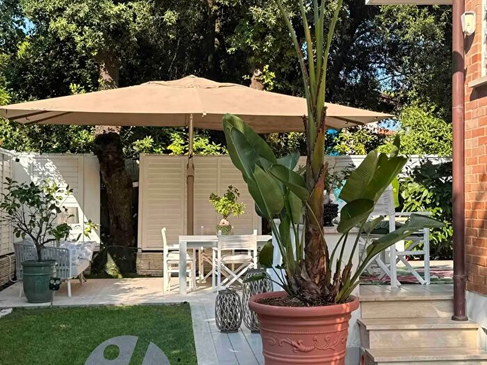 Casa con 8 locali in vendita in Pietrasanta