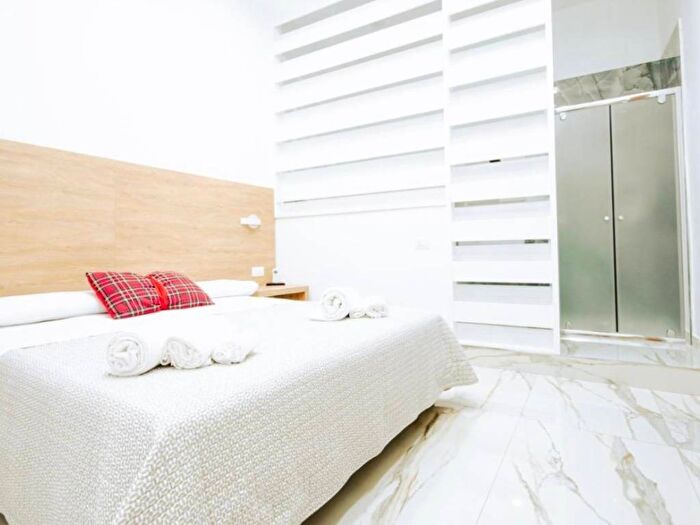 Appartamento trilocale in affitto in Vico Castrucci, Sanità, Napoli