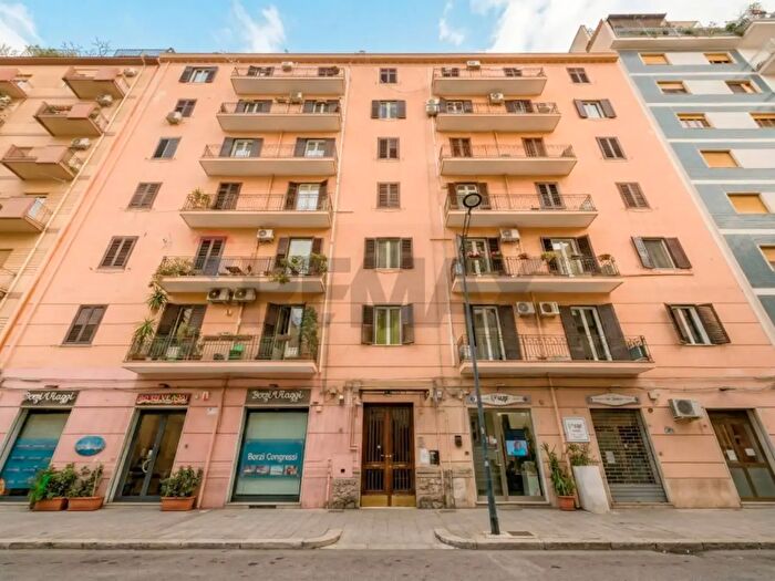 Appartamento con 6 locali in vendita in Via Gioacchino di Marzo, Palermo