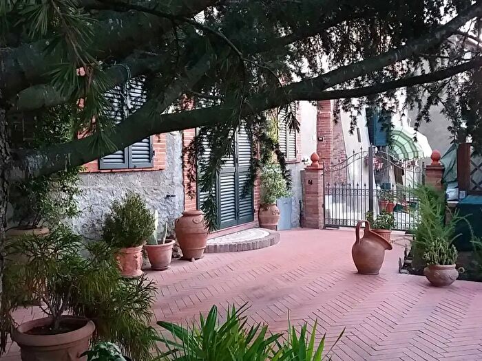 Casa con 8 locali in vendita in Via della Castellina, Sinalunga