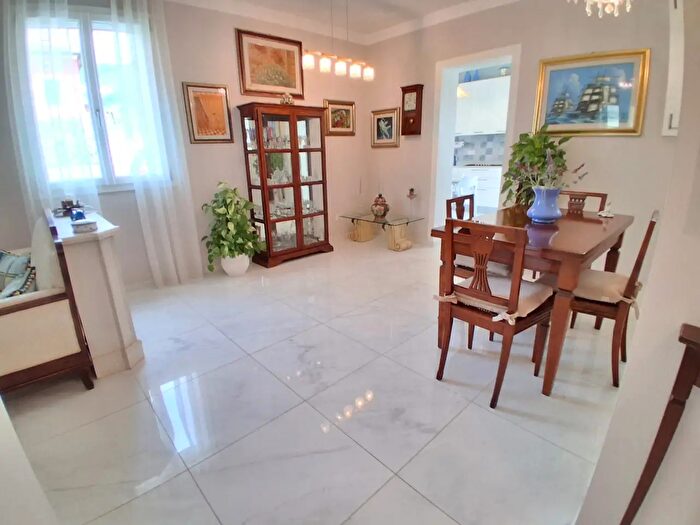 Casa con 8 locali in vendita in Via Sarzanese, Lucca