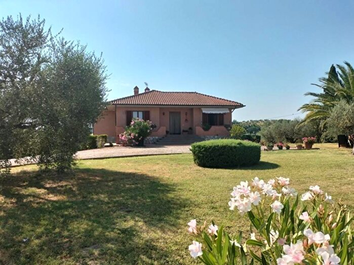 Casa con 6 locali in vendita in Castiglione Del Lago