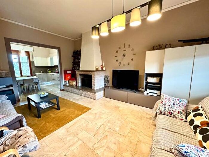 Appartamento con 6 locali in vendita in Via Europa, Quarrata