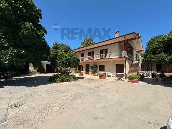Casa con 14 locali in vendita in Velletri