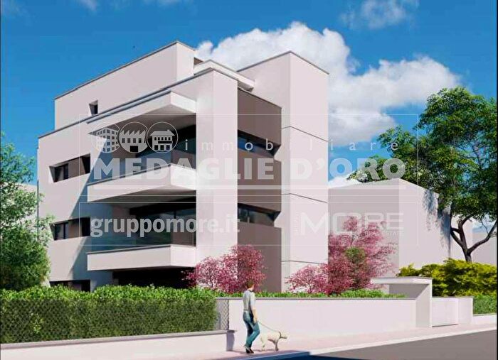 Appartamento con 5 locali in vendita in Via Preti, Modena