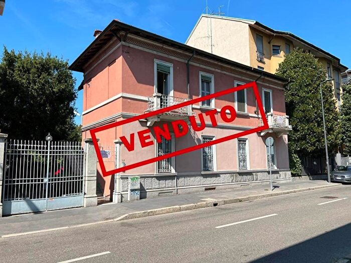 Appartamento con 5 locali in vendita in Via Giuseppe Ugolini, Milano