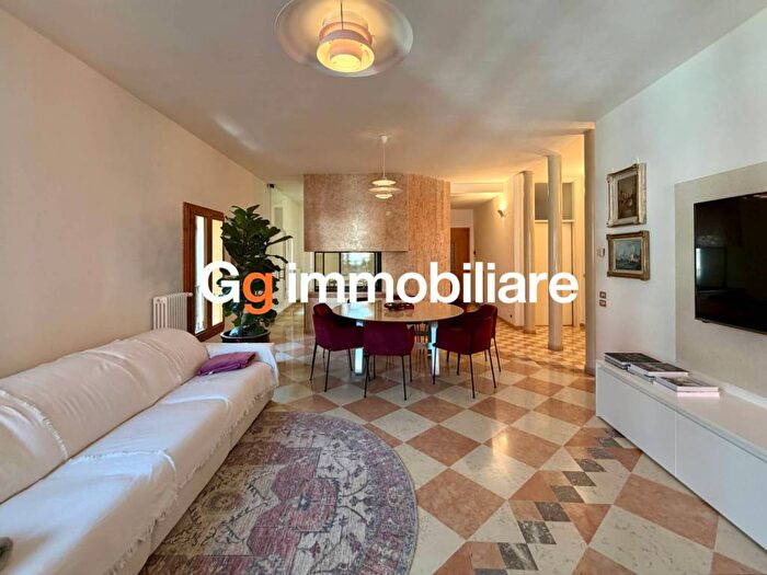 Appartamento quadrilocale in affitto in Piazza Maggio, Castelfranco Veneto