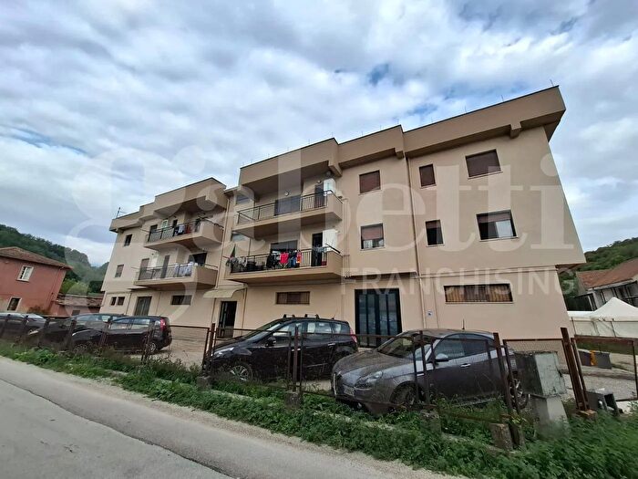 Appartamento con 9 locali in vendita in Via Ponte Emilio, Broccostella