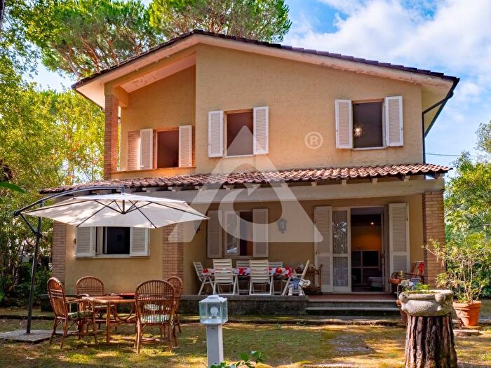 Casa con 6 locali in affitto in Via Ombrosa, Ronchi Poveromo, Massa
