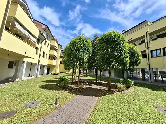 Appartamento quadrilocale in vendita in Viale Brianza, Meda