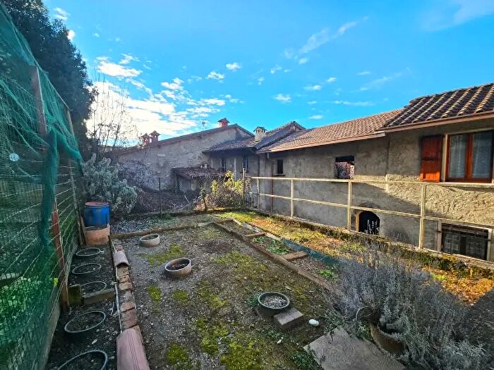 Casa con 6 locali in vendita in Via Lorenzoni, Vertova