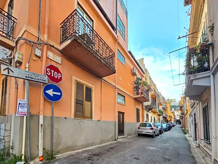 Appartamento trilocale in vendita in Via Alcantara, Messina
