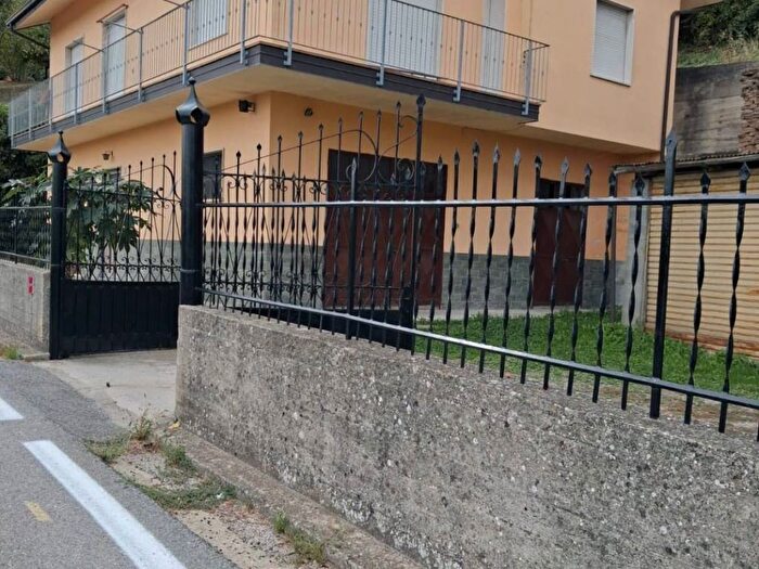 Casa quadrilocale in affitto in Serravalle Langhe