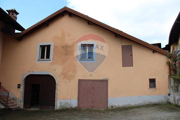 Appartamento con 8 locali in vendita in Via Casucco, Almenno San Bartolomeo