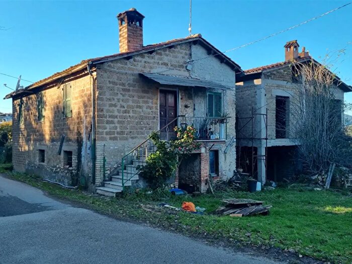 Appartamento trilocale in vendita in Via Romana Vecchia, Torri In Sabina