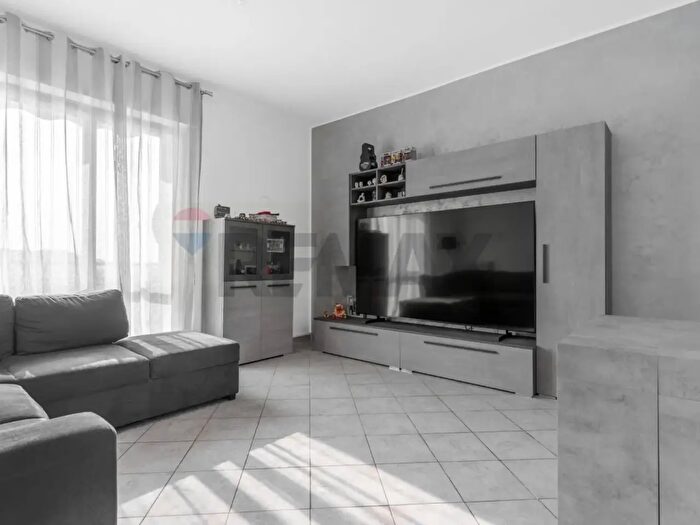 Appartamento trilocale in vendita in Via Cividale, Rho