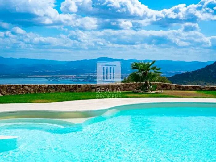 Casa con 6 locali in vendita in Via Sa Bandela, Olbia