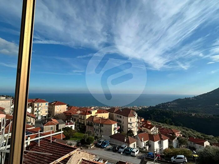 Appartamento con 5 locali in vendita in Via Vincenzo Pelle, Alassio