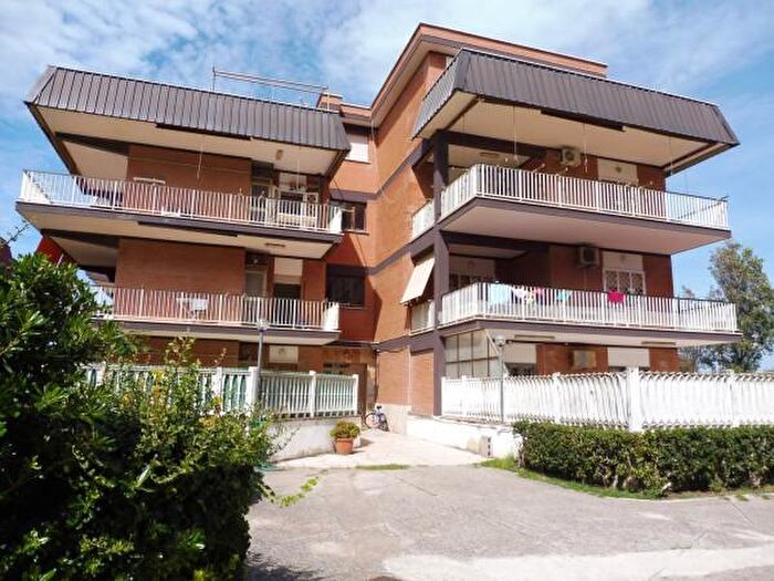 Appartamento trilocale in vendita in Via Polonia, Pomezia