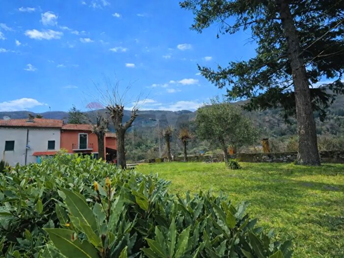 Casa con 12 locali in vendita in Calice Al Cornoviglio