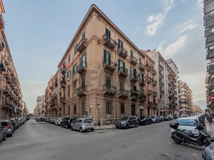 Appartamento quadrilocale in vendita in Via Antonio Veneziano, Palermo