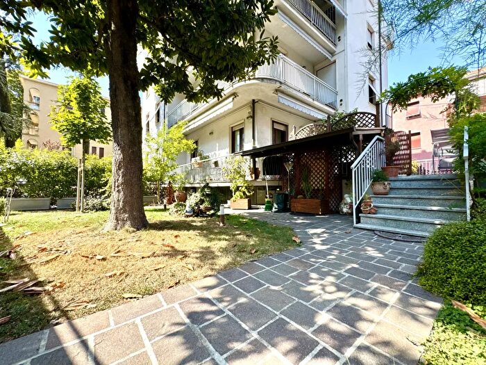 Appartamento trilocale in vendita in Via Volturno, Parma
