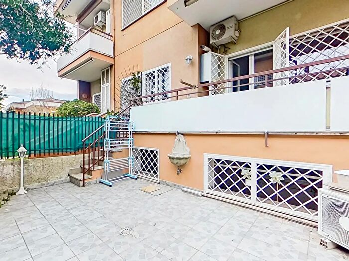 Appartamento trilocale in vendita in Via Tespi, Roma