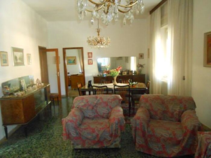 Appartamento con 6 locali in vendita in Via Raffaello Sanzio, Jesi