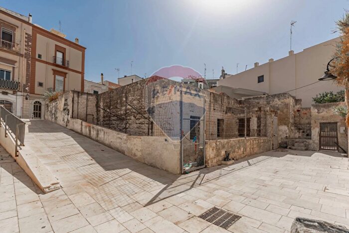 Casa con 8 locali in vendita in Via Oberdan, Noicattaro