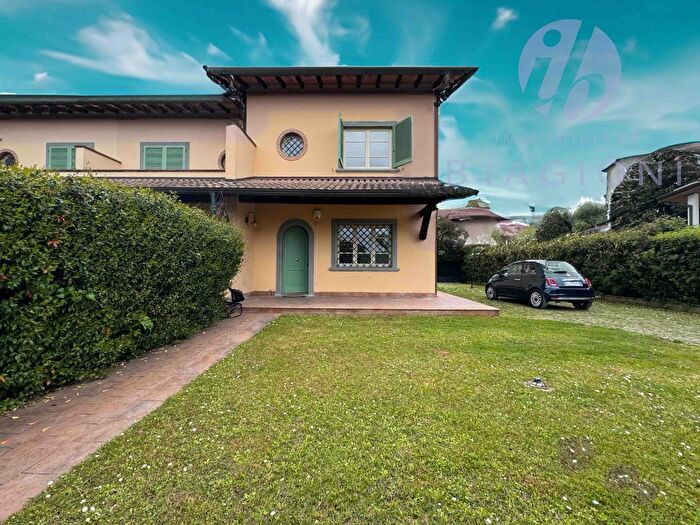 Casa con 6 locali in vendita in Forte Dei Marmi