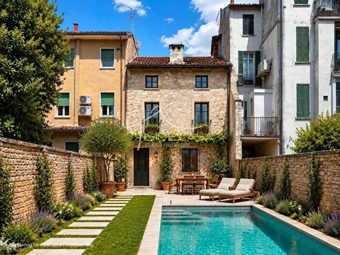 Casa quadrilocale in vendita in Via Grioli, Mantova