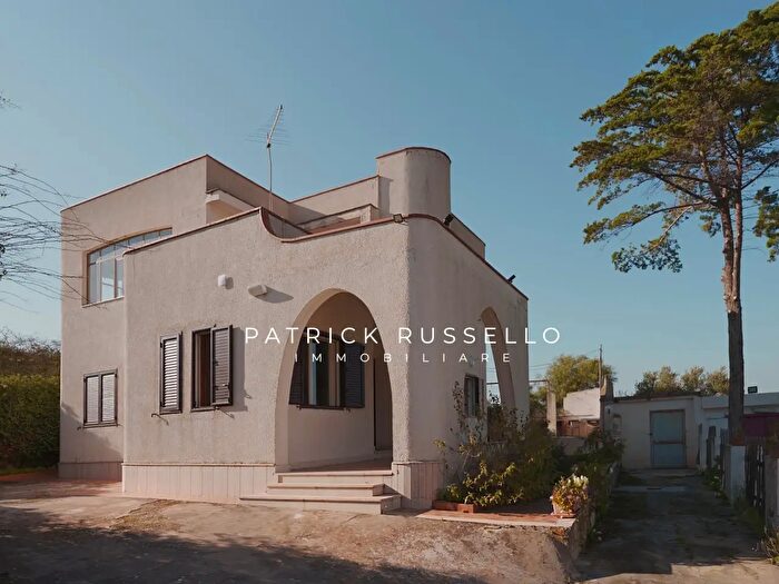 Casa con 10 locali in vendita in Via dei Rovi Snc, Gela