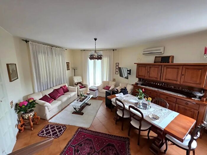 Casa con 6 locali in vendita in Fucecchio