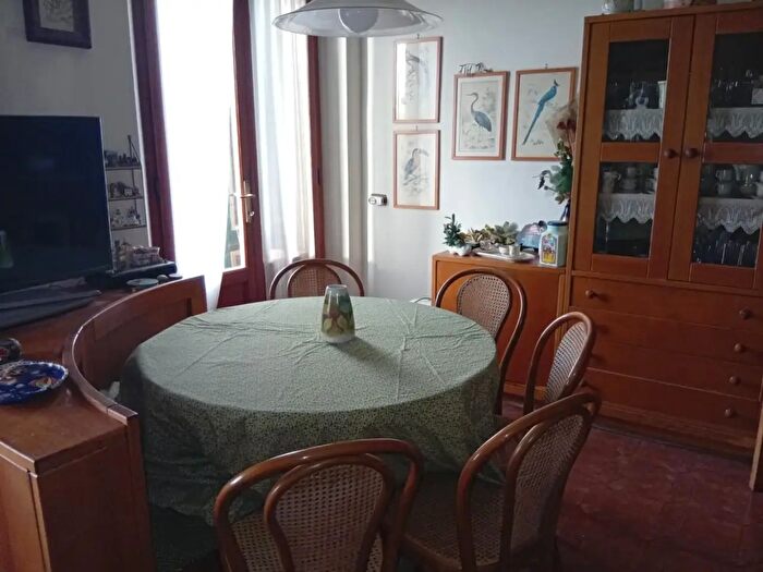 Casa con 8 locali in vendita in Cascina