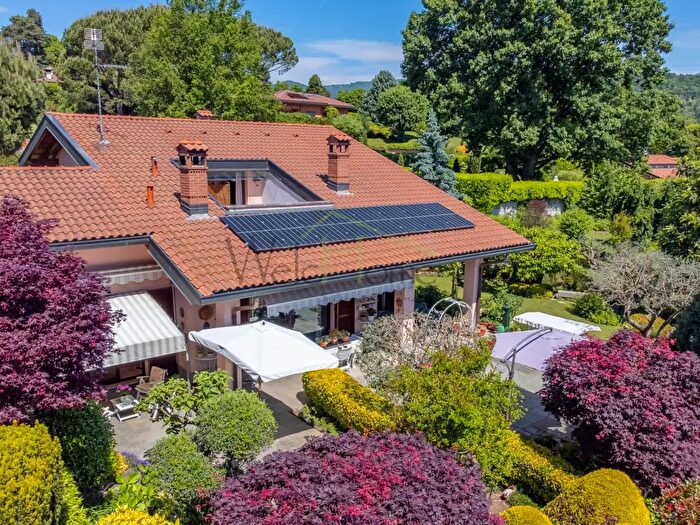 Casa con 6 locali in vendita in Montorfano