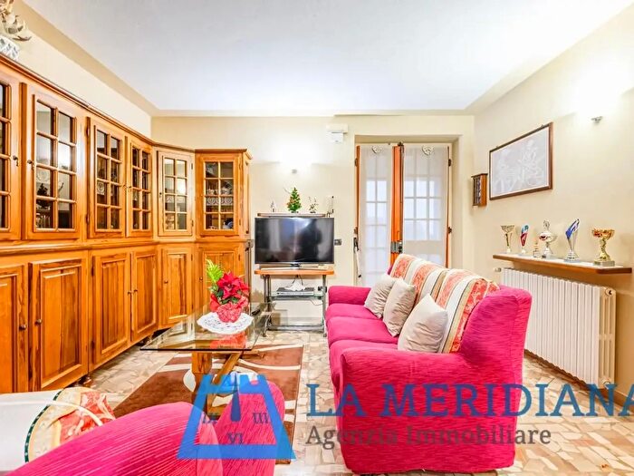 Casa con 11 locali in vendita in Larciano