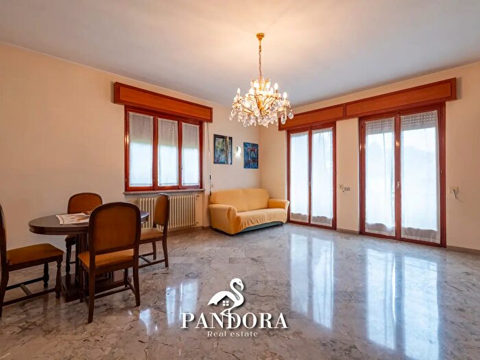 Casa con 6 locali in vendita in Via Trieste, Monvalle