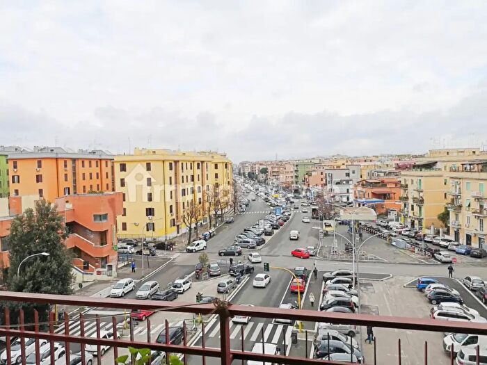 Appartamento trilocale in vendita in Largo della Primavera, Roma