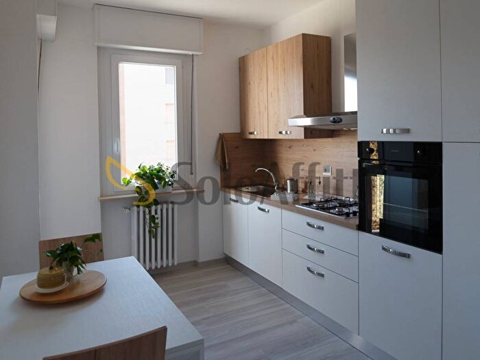 Appartamento trilocale in affitto in Viale Giulio Cesare, Bicocca, Novara