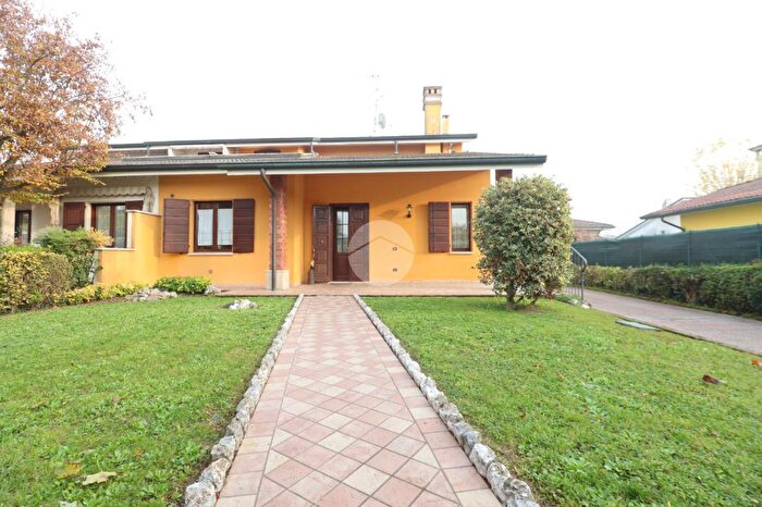 Casa con 6 locali in vendita in Via dei Bersaglieri, Castelbelforte