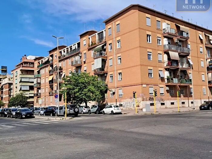 Appartamento trilocale in vendita in Viale Vasco De Gama, Roma