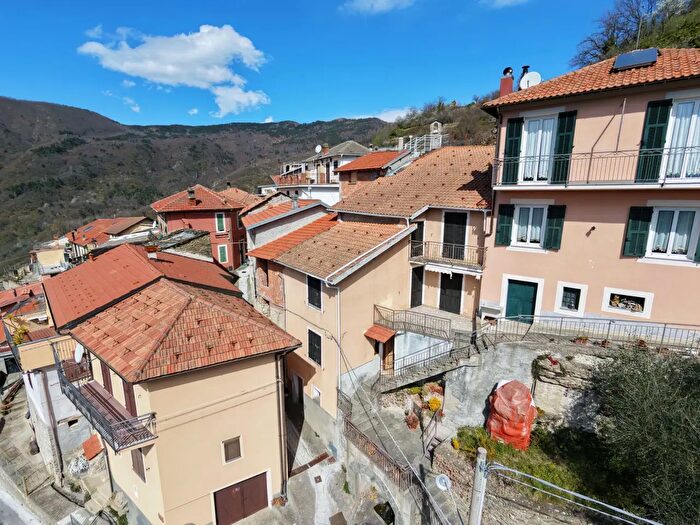 Casa con 8 locali in vendita in Via Enrico Toti, Armo