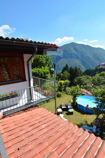 Casa con 9 locali in vendita in Valsolda