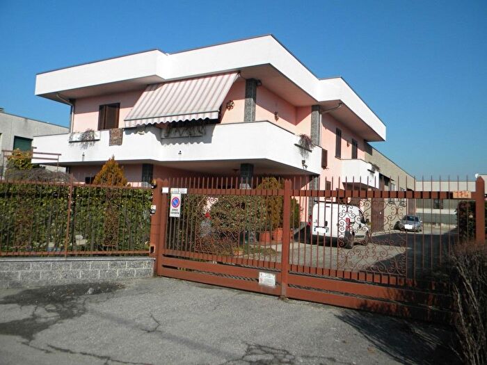 Casa in vendita in Via Monte Golico Samarate Va Italia, Samarate