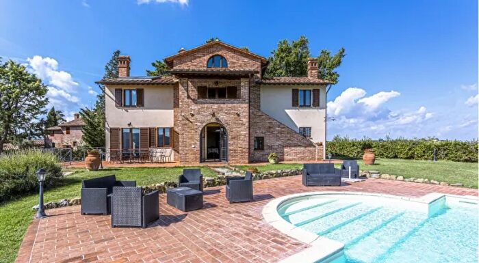 Casa con 15 locali in vendita in Castiglione Del Lago