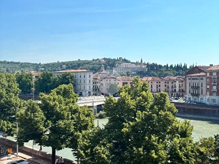 Appartamento quadrilocale in vendita in Lungadige Bartolomeo Rubele, Verona