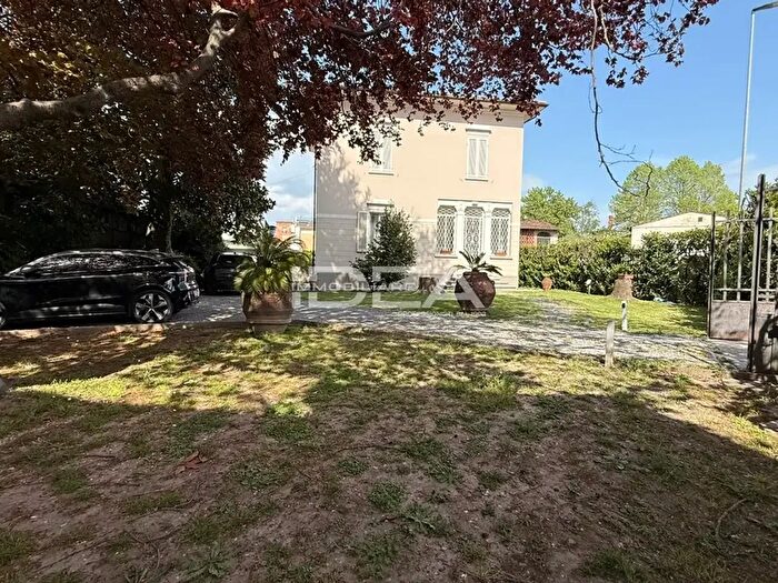 Casa quadrilocale in vendita in Via Nicola Barbantini, Lucca