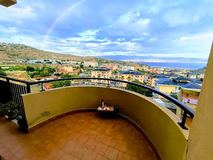 Appartamento con 5 locali in affitto in Via Giuseppe Fava, Messina