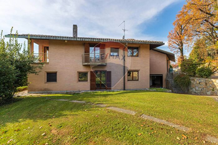 Casa con 18 locali in vendita in Via G Puccini, Venegono Superiore